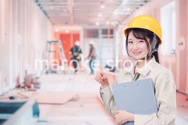 建設現場の施工管理をする女性