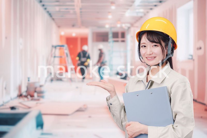 建設現場の施工管理をする女性