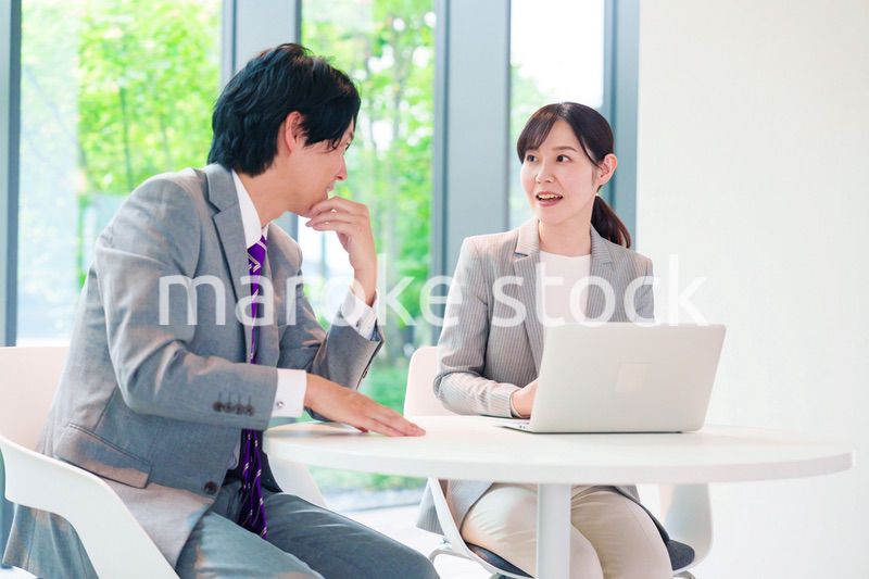 上司に相談をする女性社員