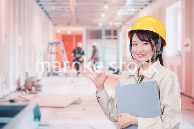 建設現場の施工管理をする女性