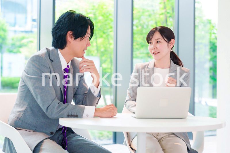 上司に相談をする女性社員