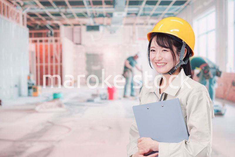 建設現場の施工管理をする女性