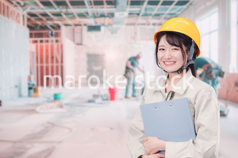 建設現場の施工管理をする女性