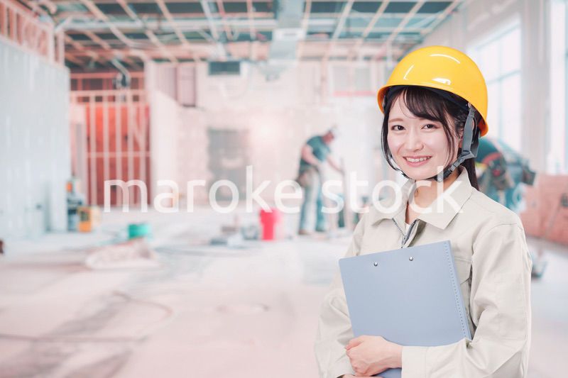 建設現場の施工管理をする女性