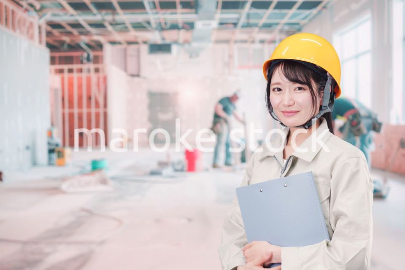 建設現場の施工管理をする女性
