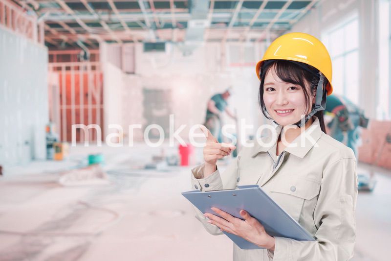 建設現場の施工管理をする女性