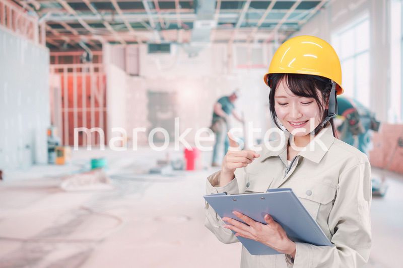 建設現場の施工管理をする女性