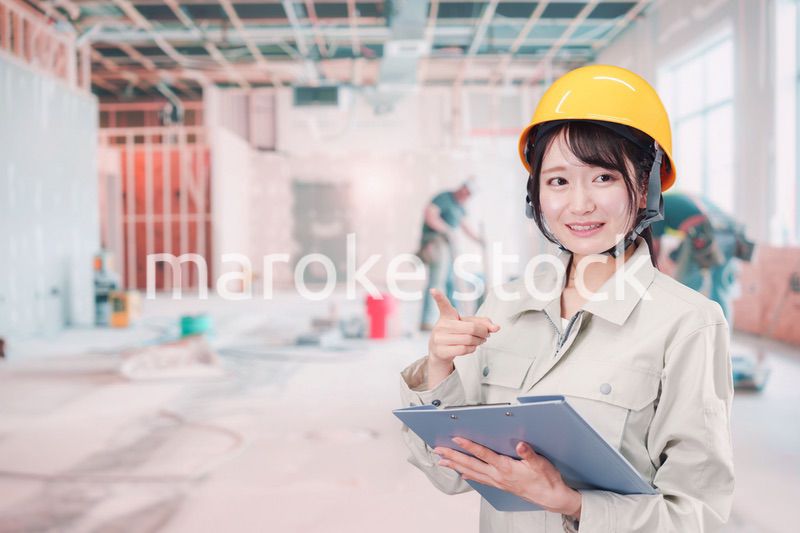 建設現場の施工管理をする女性