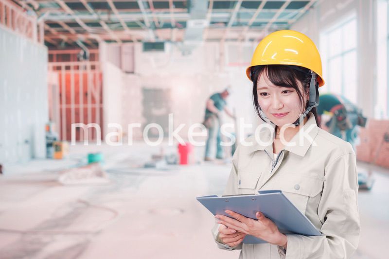 建設現場の施工管理をする女性