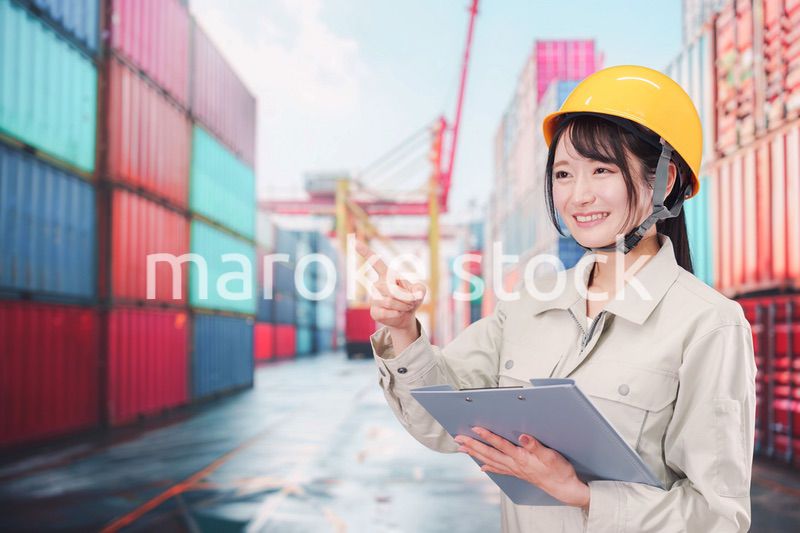 港湾で働く若い女性