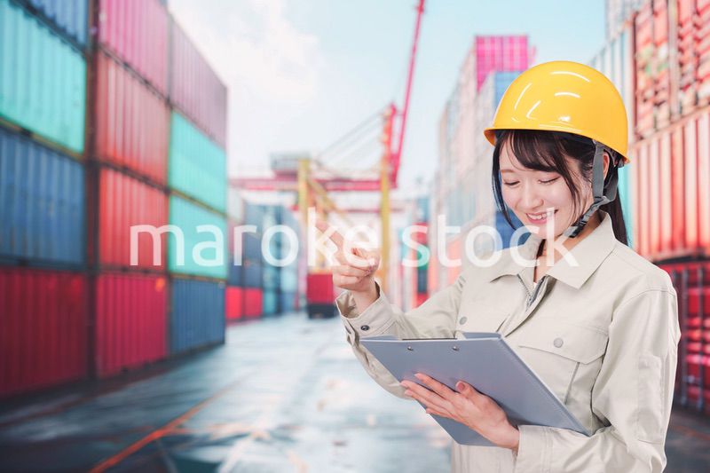 港湾で働く若い女性