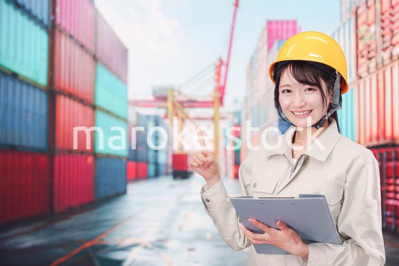 港湾で働く若い女性