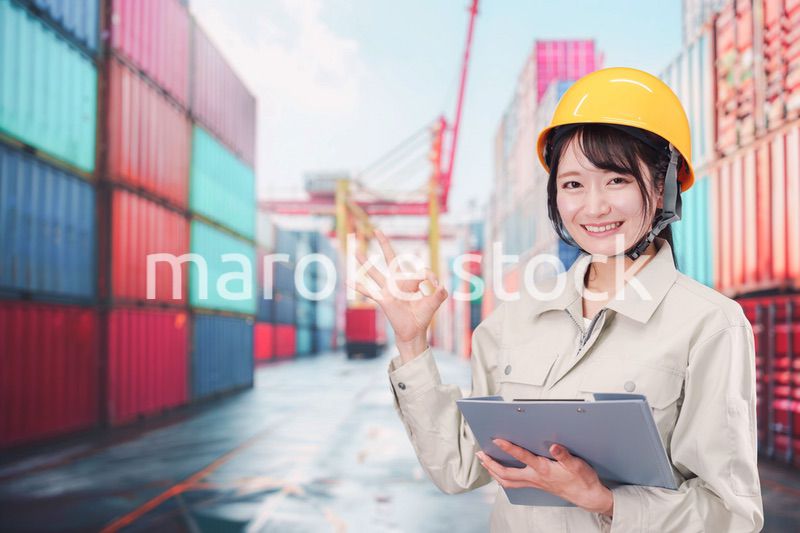 港湾で働く若い女性