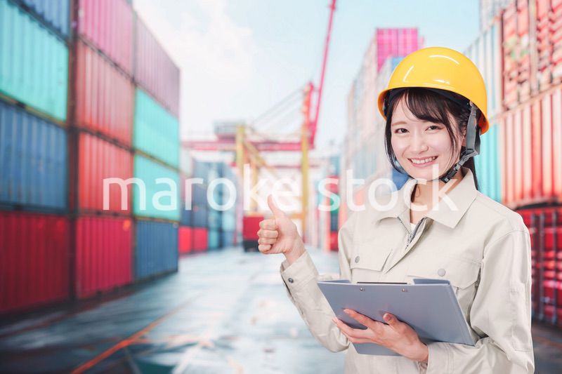 港湾で働く若い女性