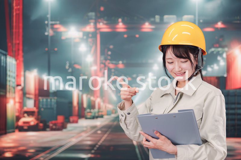 港湾で働く若い女性