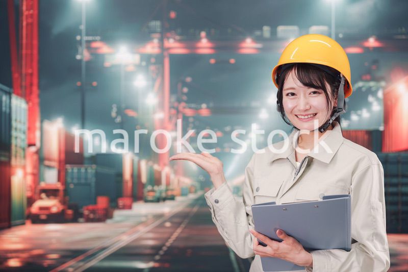 港湾で働く若い女性