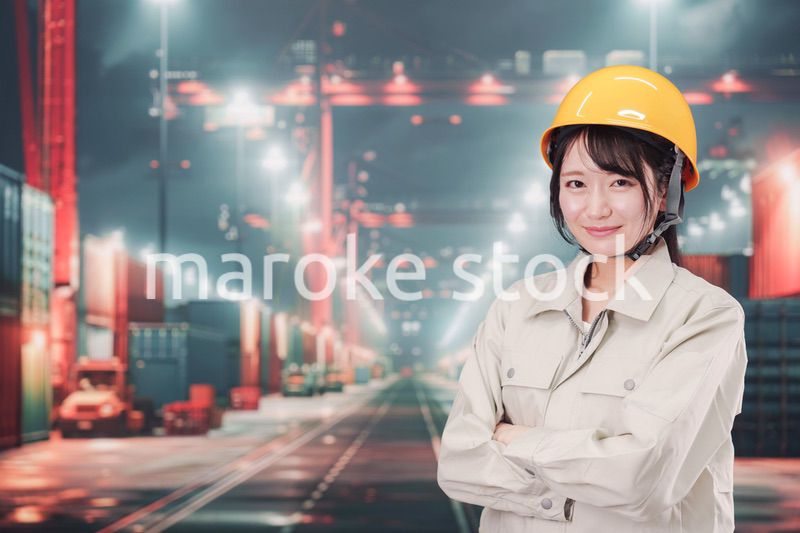 港湾で働く若い女性