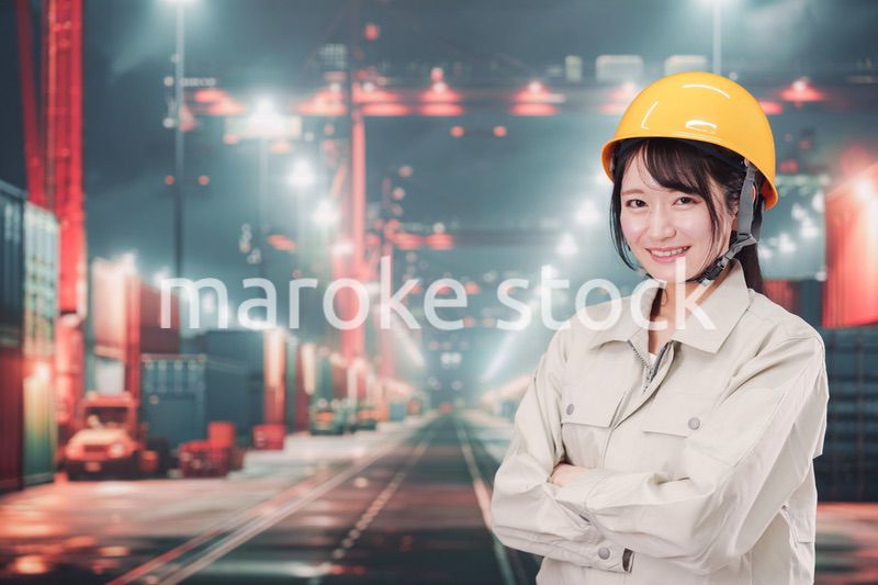 港湾で働く若い女性