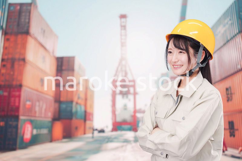 港湾で働く若い女性