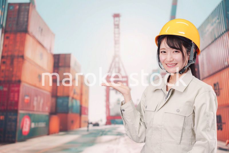 港湾で働く若い女性