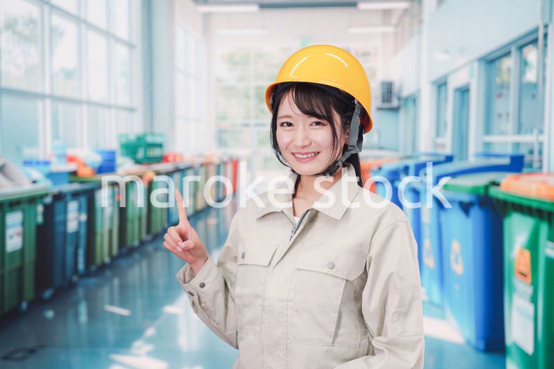 ゴミ清掃の仕事をする若い女性