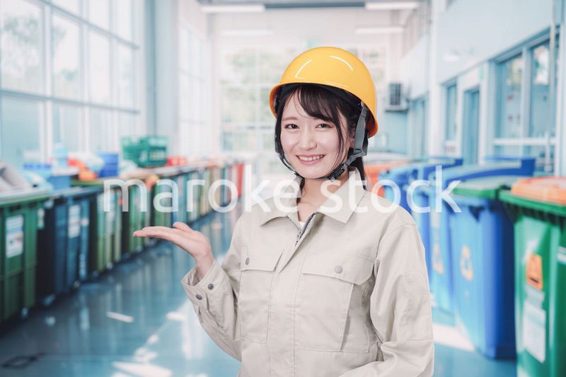 ゴミ清掃の仕事をする若い女性