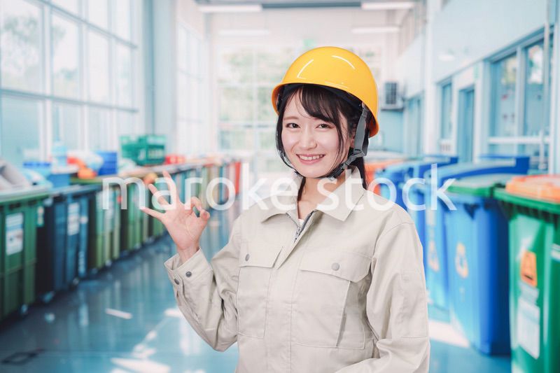 ゴミ清掃の仕事をする若い女性