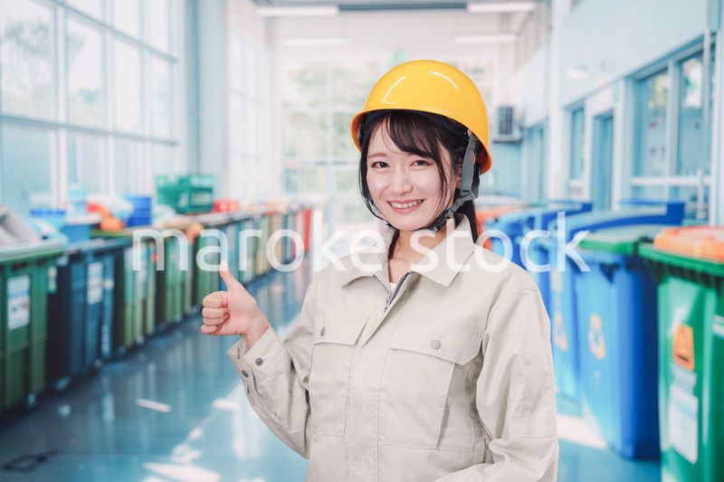 ゴミ清掃の仕事をする若い女性