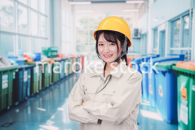 ゴミ清掃の仕事をする若い女性