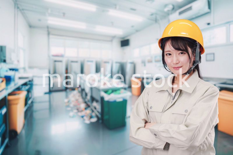 ゴミ清掃の仕事をする若い女性