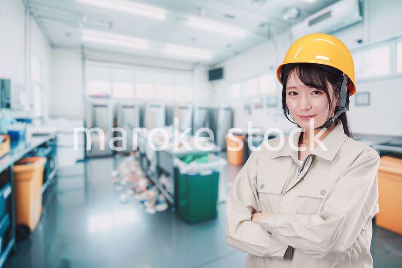 ゴミ清掃の仕事をする若い女性