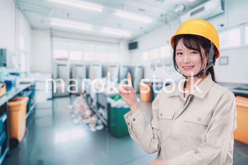 ゴミ清掃の仕事をする若い女性