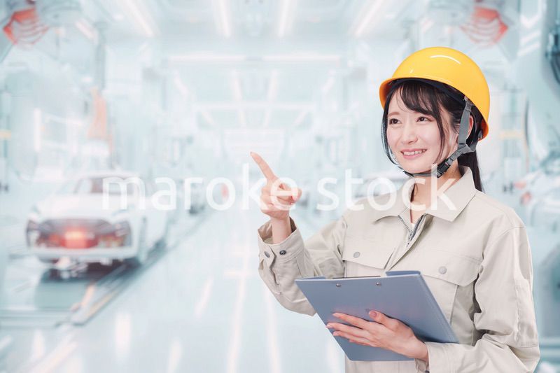 自動車工場の生産ラインで働く若い女性