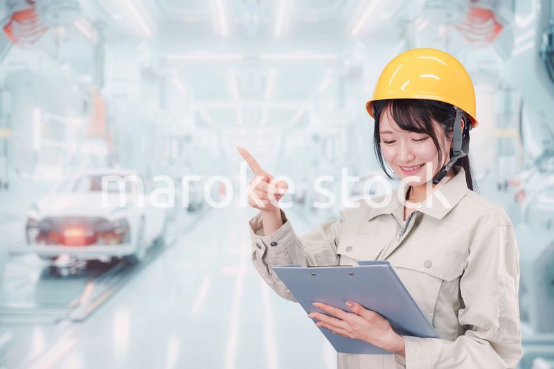 自動車工場の生産ラインで働く若い女性