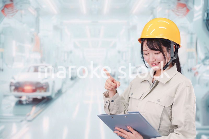 自動車工場の生産ラインで働く若い女性