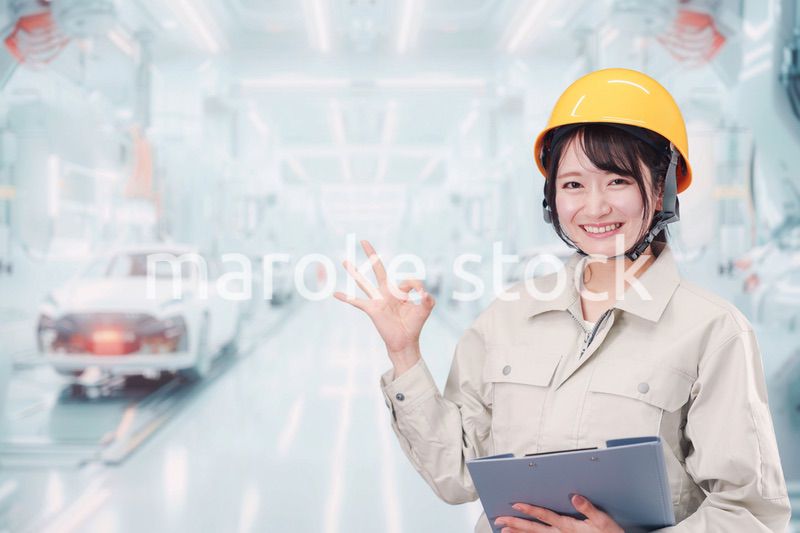 自動車工場の生産ラインで働く若い女性