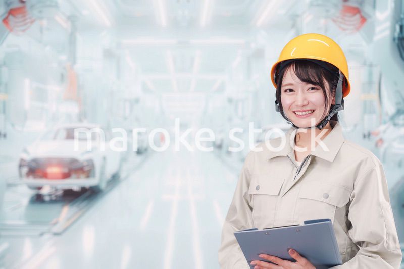 自動車工場の生産ラインで働く若い女性