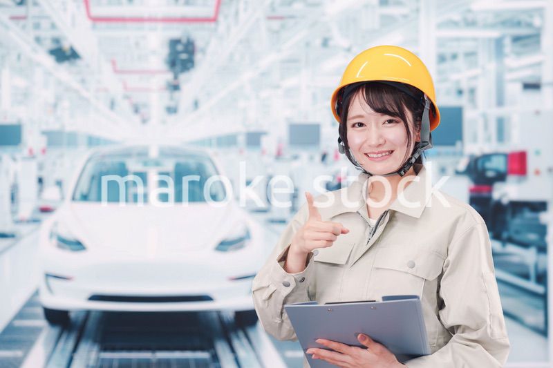 自動車工場の生産ラインで働く若い女性