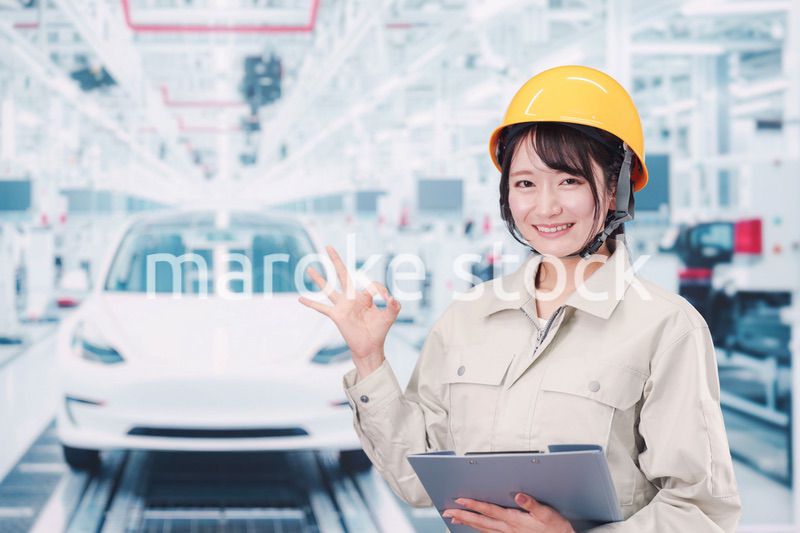 自動車工場の生産ラインで働く若い女性