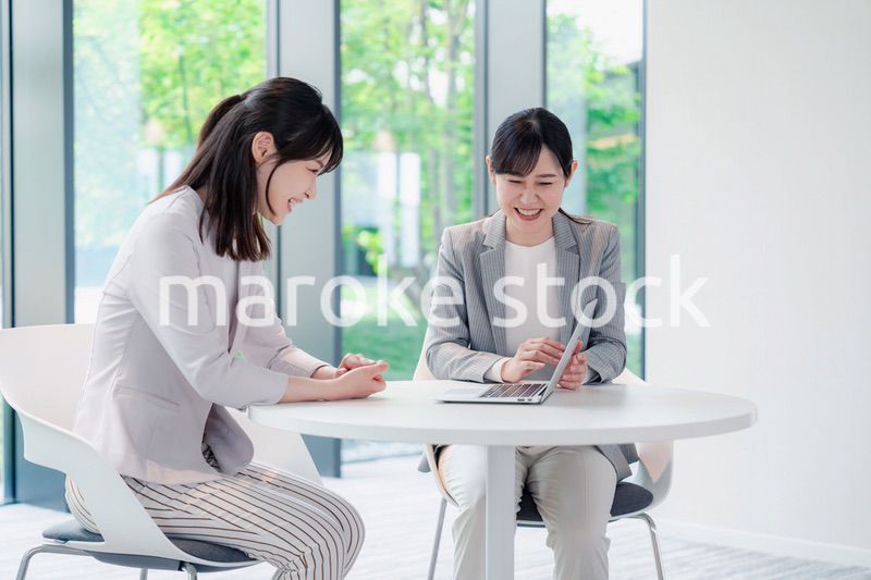 オフィスで打ち合わせをする2人の女性