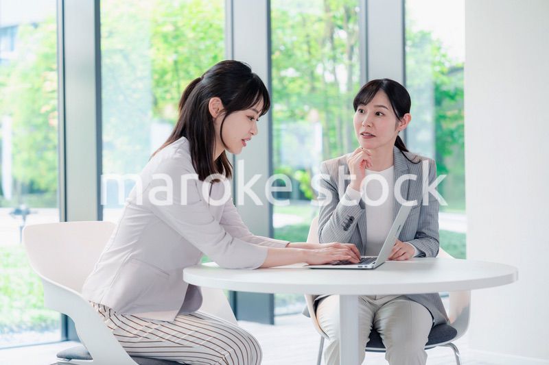 オフィスで打ち合わせをする2人の女性