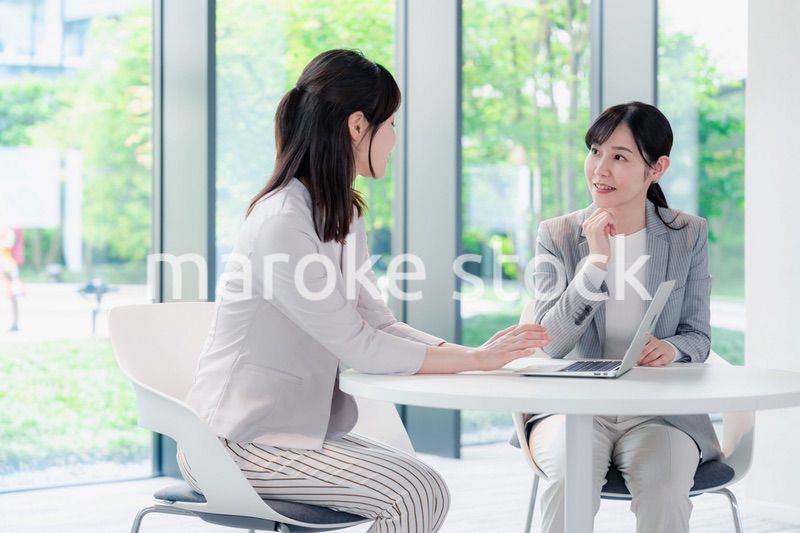 オフィスで打ち合わせをする2人の女性
