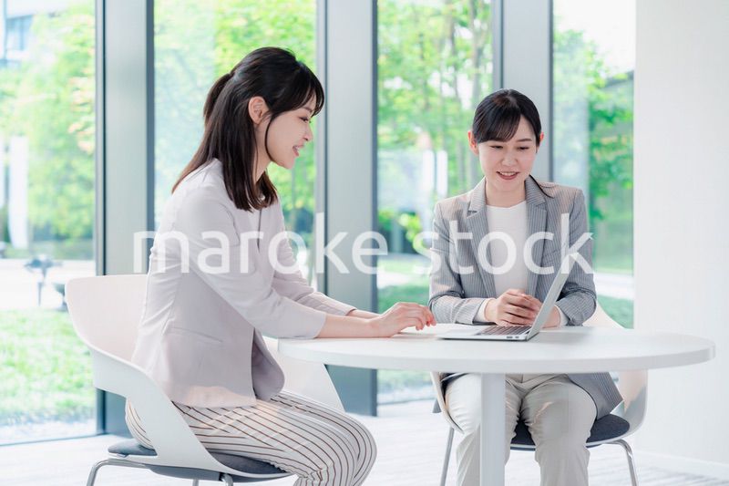 オフィスで打ち合わせをする2人の女性