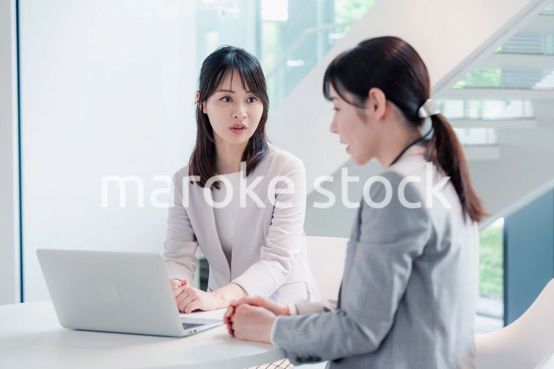 オフィスで打ち合わせをする2人の女性