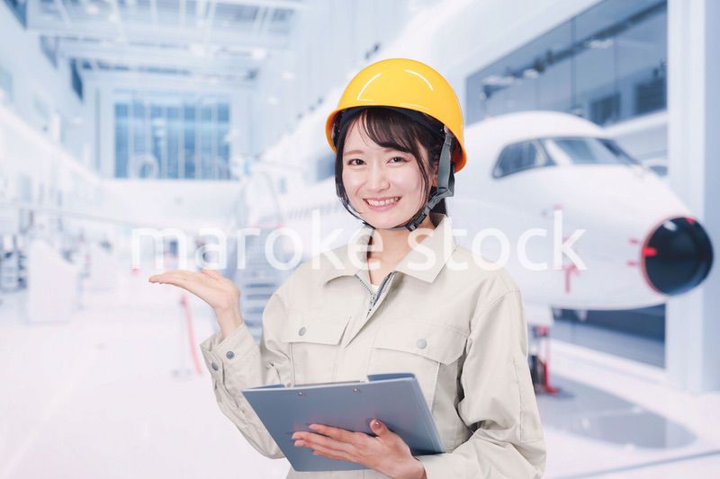 飛行機の保守点検をする女性の作業員