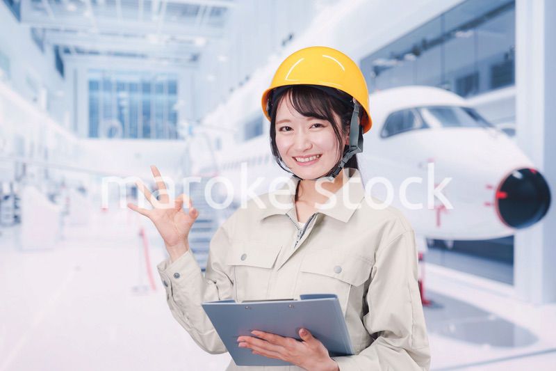 飛行機の保守点検をする女性の作業員