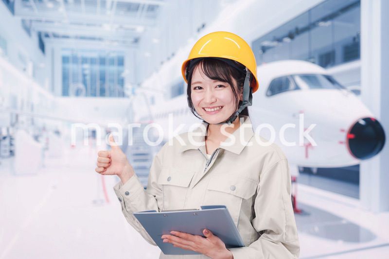 飛行機の保守点検をする女性の作業員