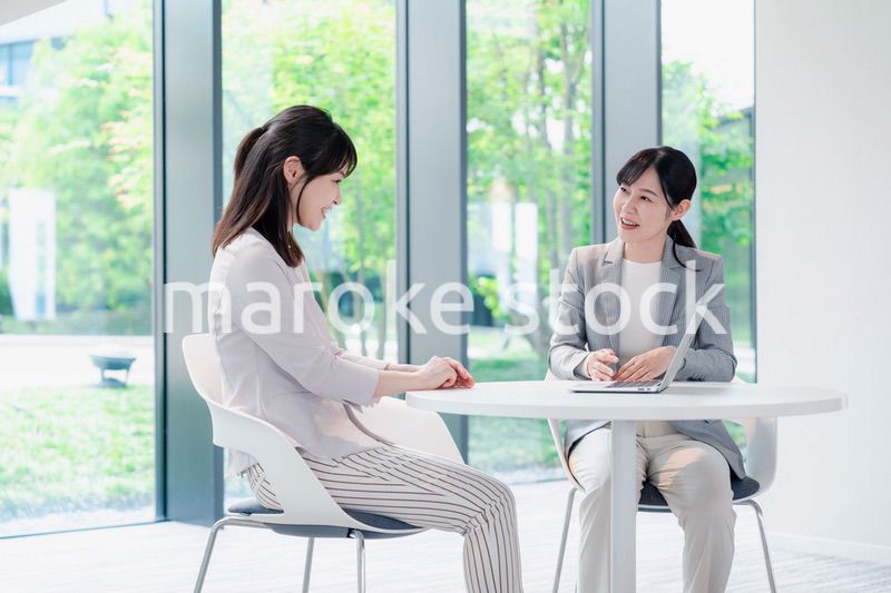 オフィスで打ち合わせをする2人の女性