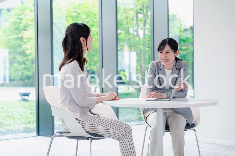 オフィスで打ち合わせをする2人の女性