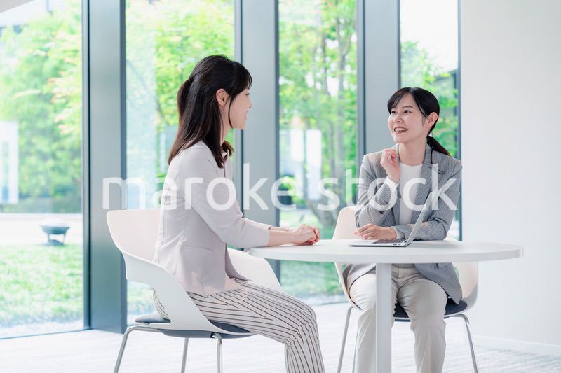 オフィスで打ち合わせをする2人の女性